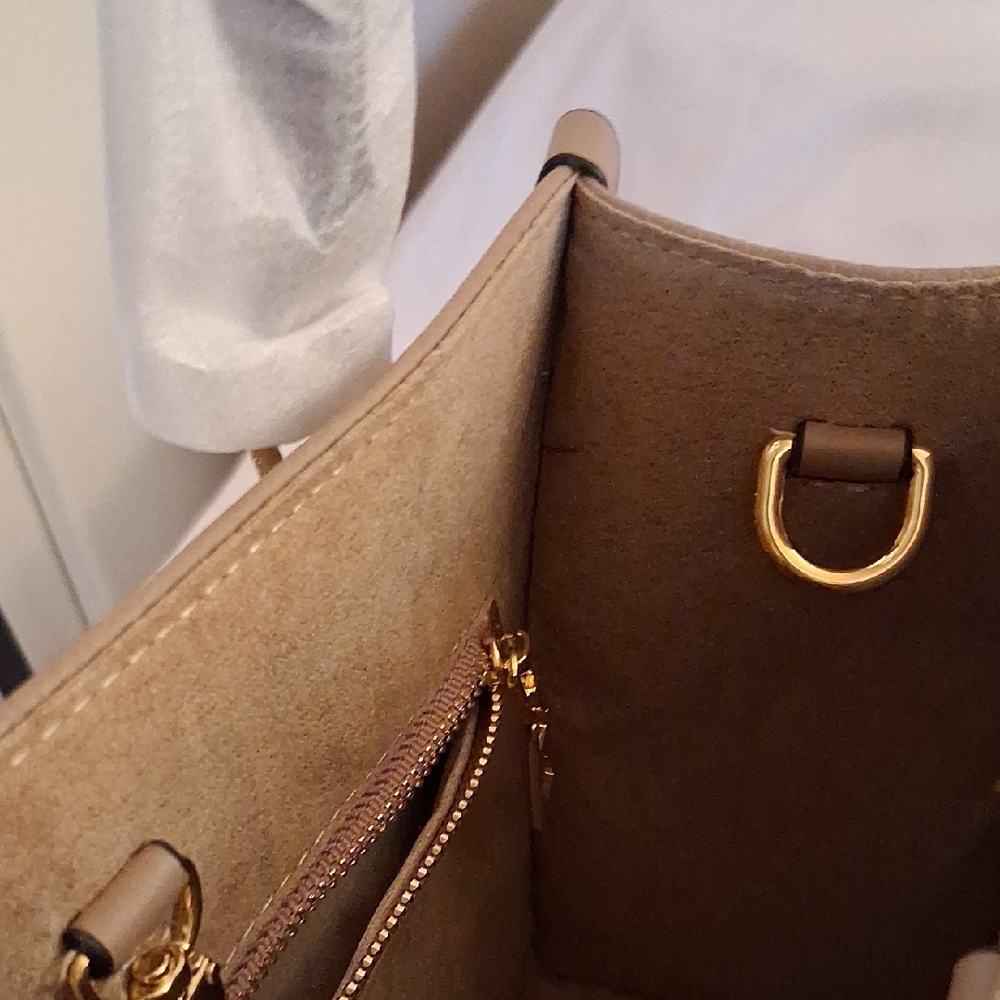 Source Unknown Elegant Tan Handbag With Gold Tone Hardware And Crossbody Strap - Picture 14 of 15